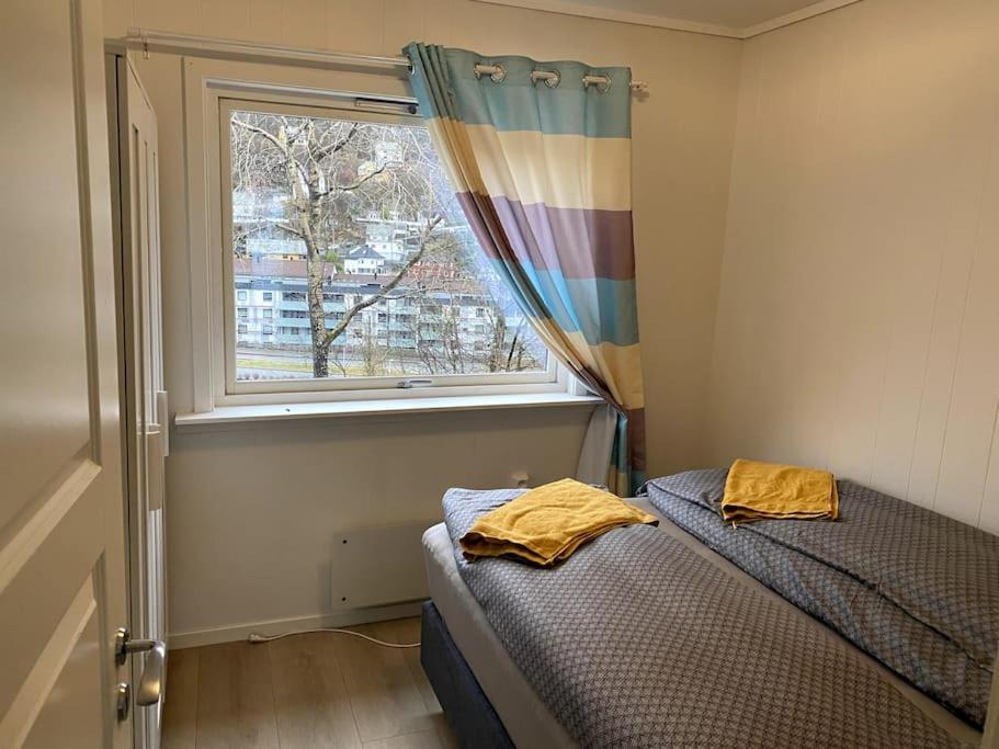 Lovely 2 Bedroom Apartmen With Free Parking Bergen Exterior photo