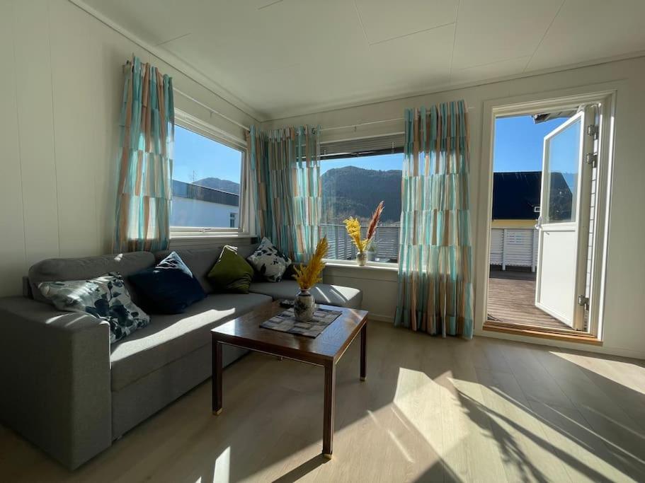 Lovely 2 Bedroom Apartmen With Free Parking Bergen Exterior photo