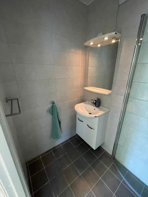 Lovely 2 Bedroom Apartmen With Free Parking Bergen Exterior photo