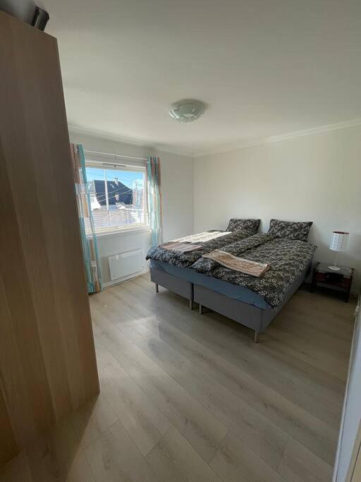 Lovely 2 Bedroom Apartmen With Free Parking Bergen Exterior photo